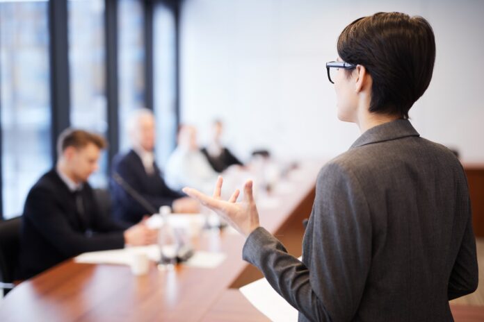 How can HR leaders influence their board of directors?